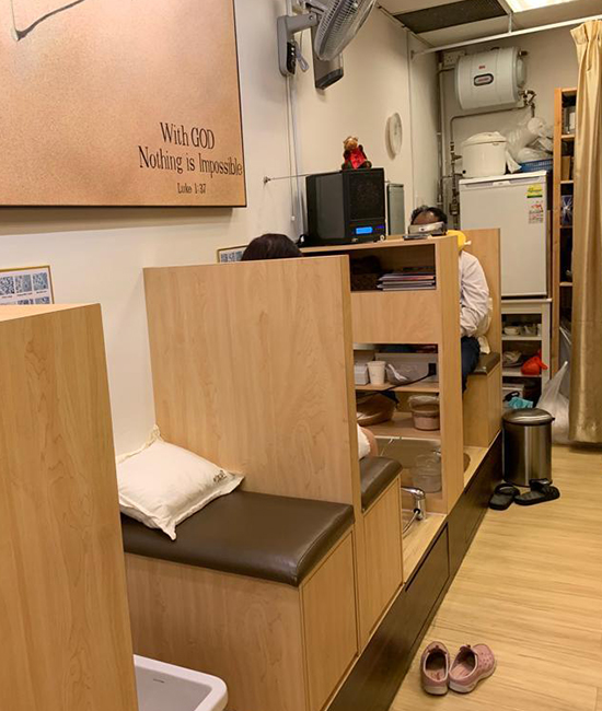 Foot detox bay-back to back seating arrangements